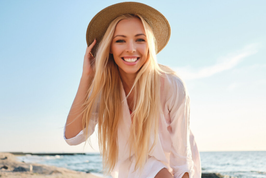 Mulher sorrindo na praia