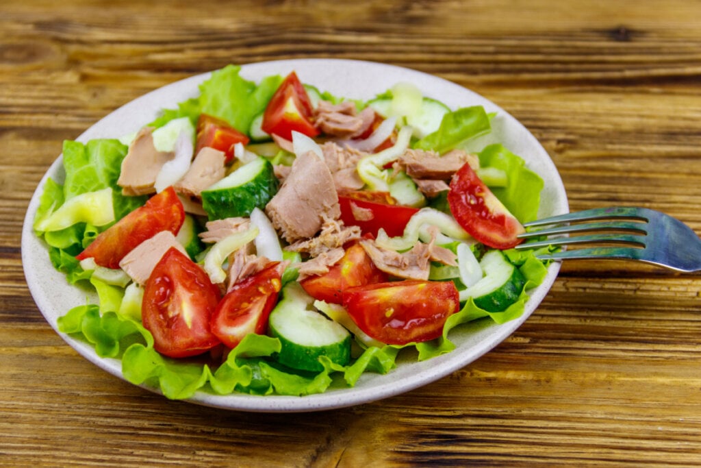 Prato com salada de atum