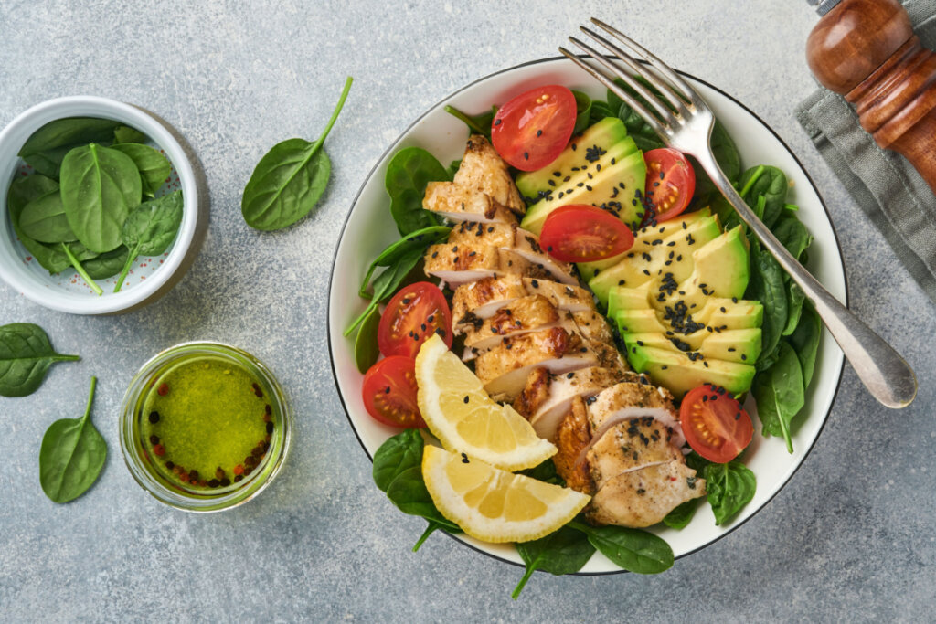 Salada de frango com abacate em bowl