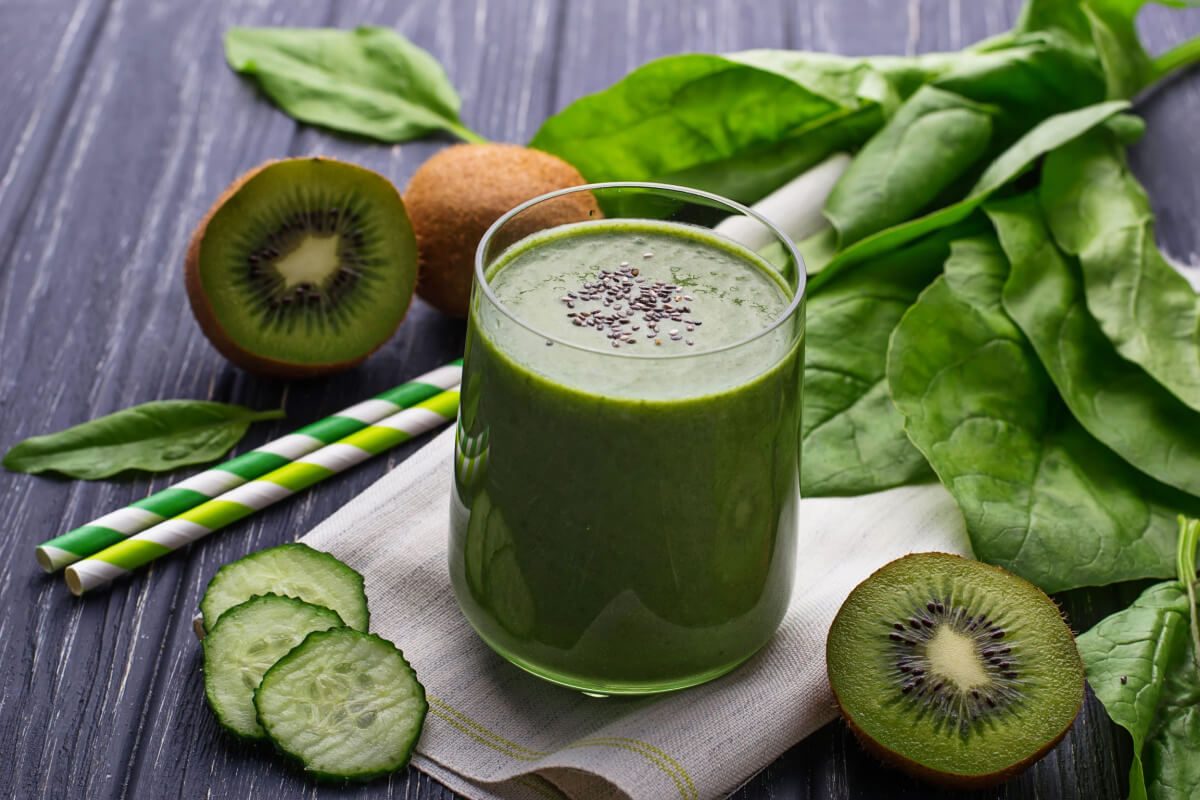 5 sucos verdes refrescantes para ajudar a limpar o organismo