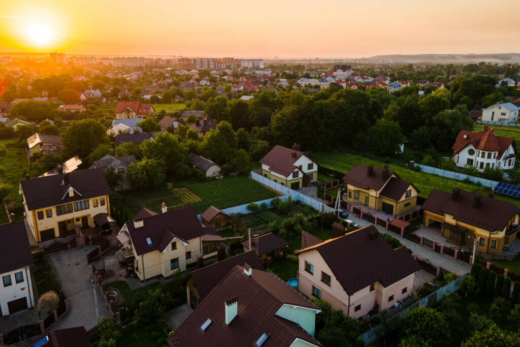 Imagem aérea de casas em um bairro