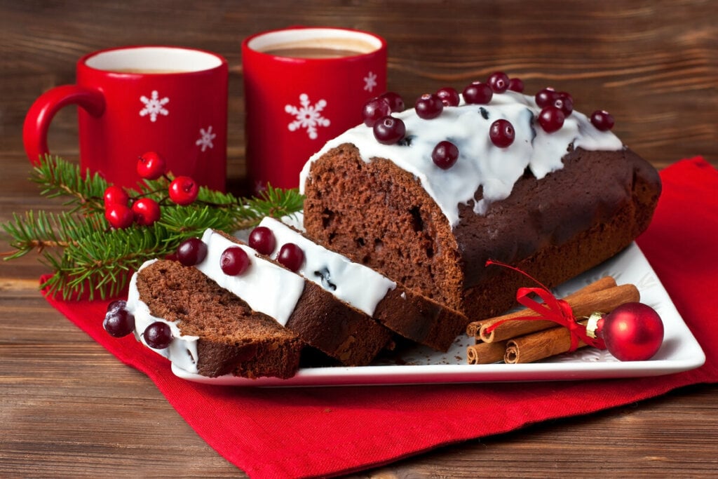 Bolo de chocolate com glâce e cereja