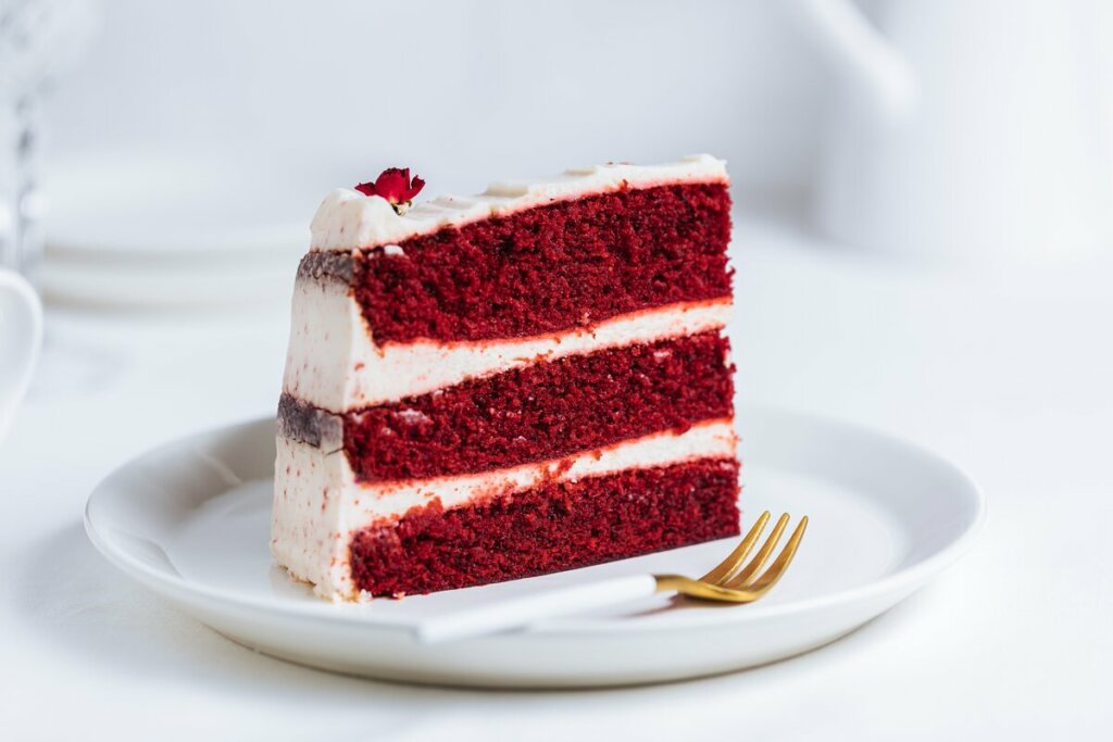 Um pedaço de bolo red velvet em cima de um prato branco 