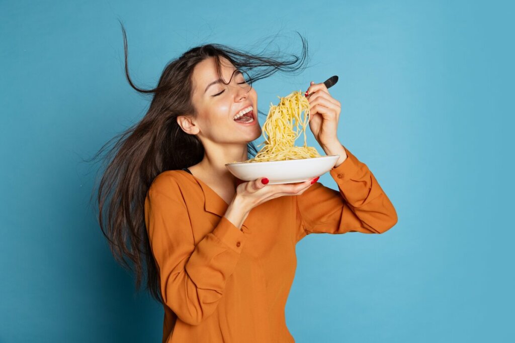 Mulher comendo macarrão