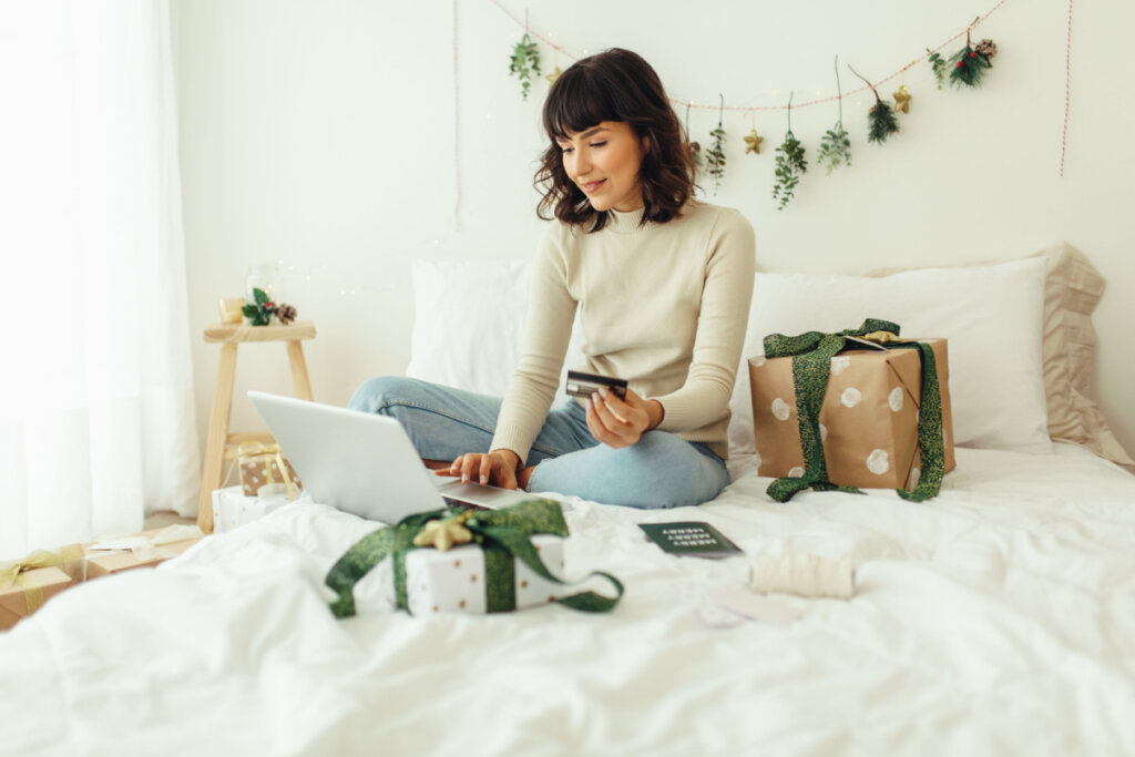 Mulher pagando compras online de Natal com cartão de crédito