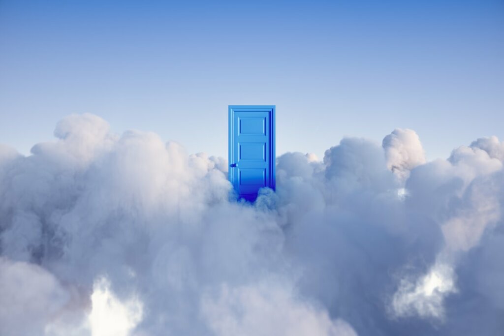 Ilustração de uma porta em meio às nuvens