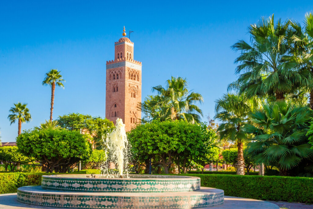 Minarete da mesquita de Koutoubia na antiga medina de Marrakesh