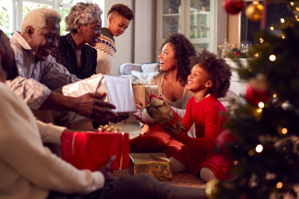 Família fazendo troca de presentes no Natal