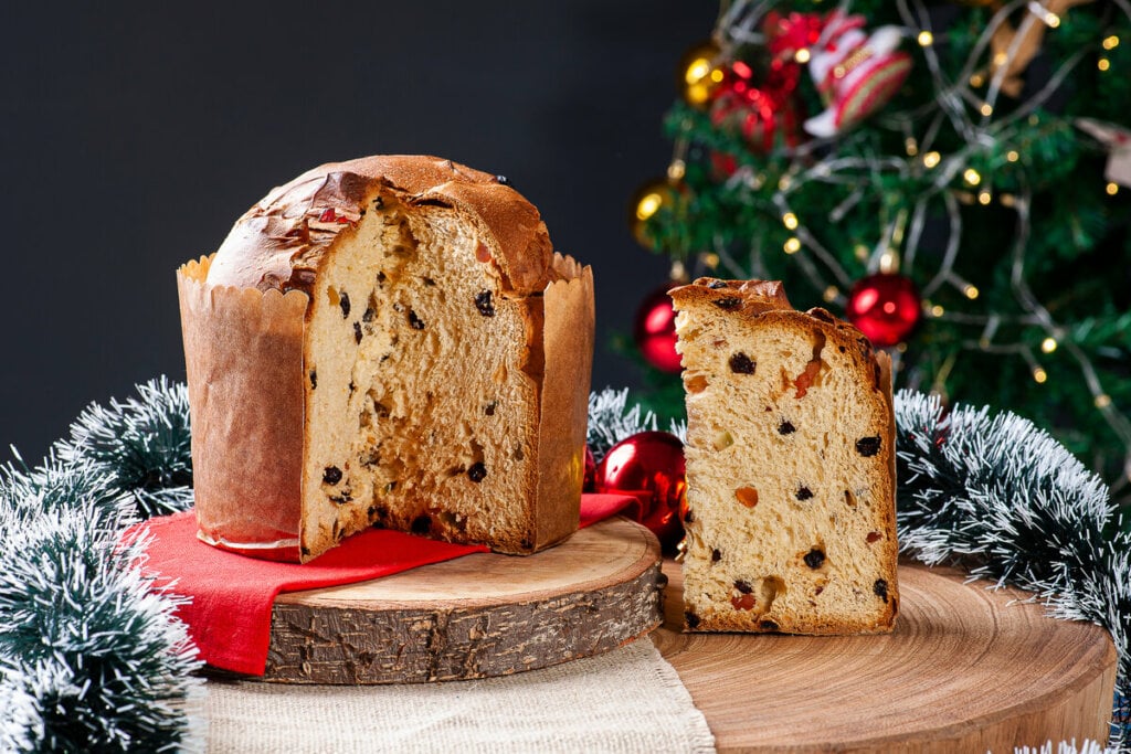 Panetone de frutas em cima de uma tábua de madeira