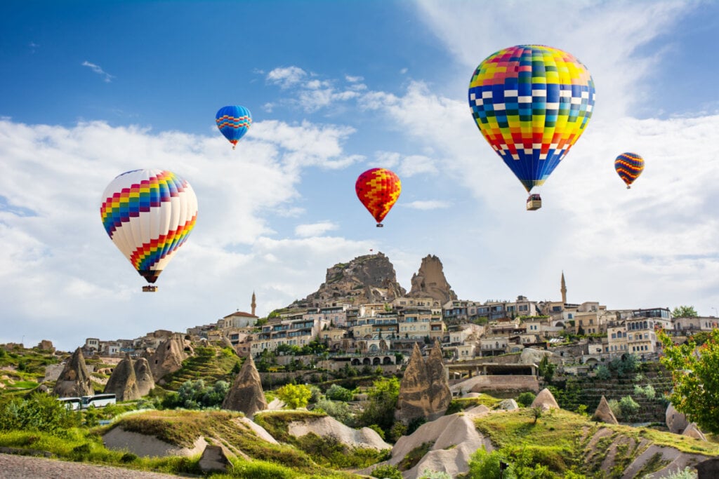 Vista panorâmica de Göreme com balões de ar quente no céu