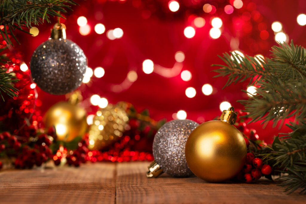 Bolas de decoração natalina nas cores prata, dourada e vermelha
