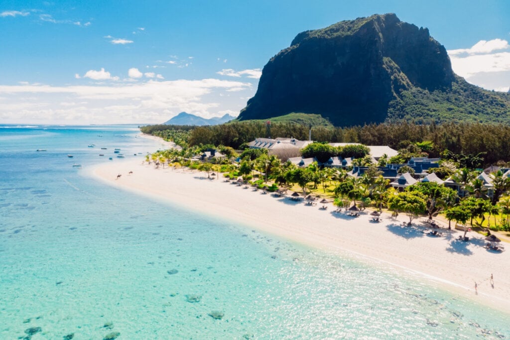 Visto área da montanha Le Morne com costa tropical