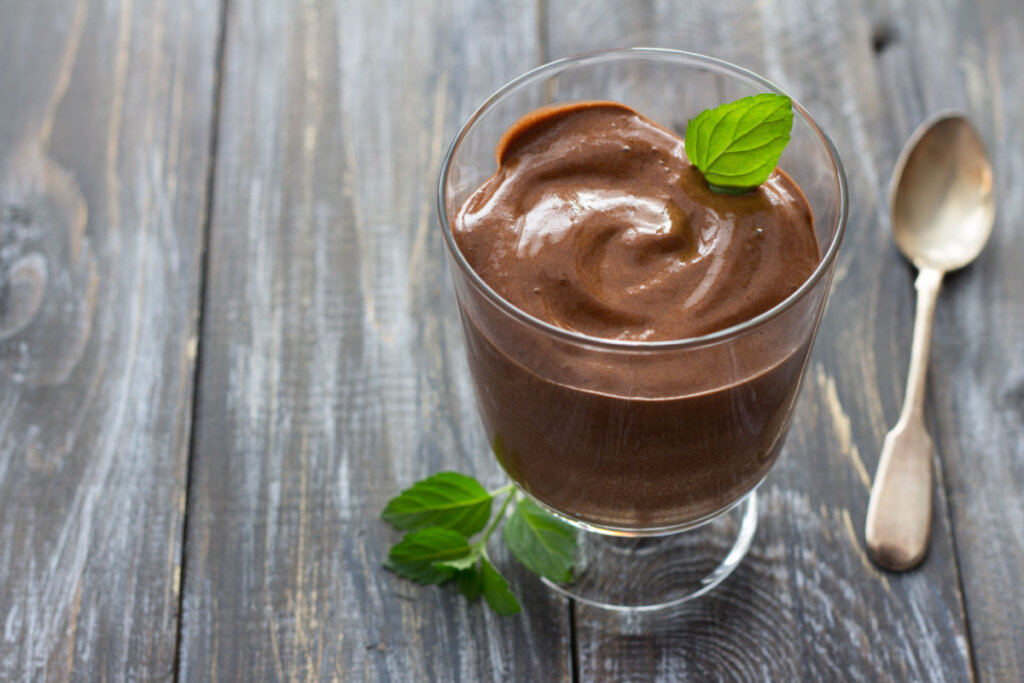 Mousse de chocolate vegano em taça de vidro