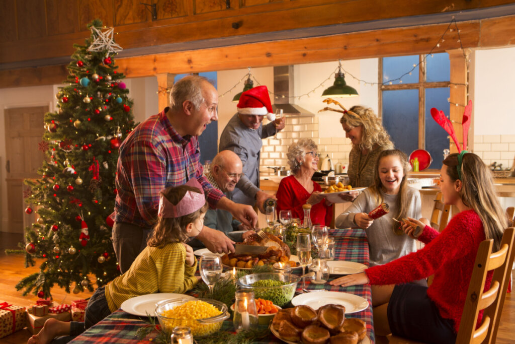 Família ao redor de mesa comemorando o Natal