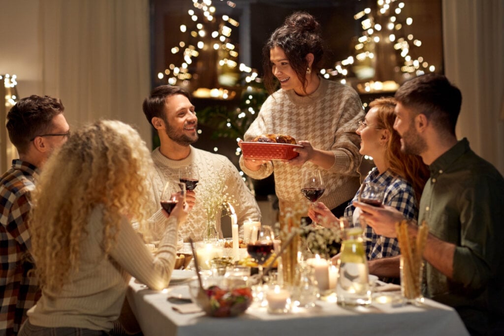 Pessoas reunidas em mesa posta para o Natal