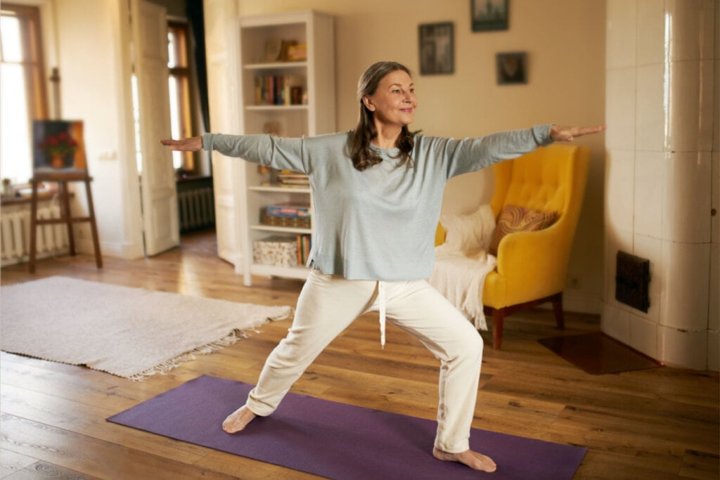 Mulher fazendo yoga em casa