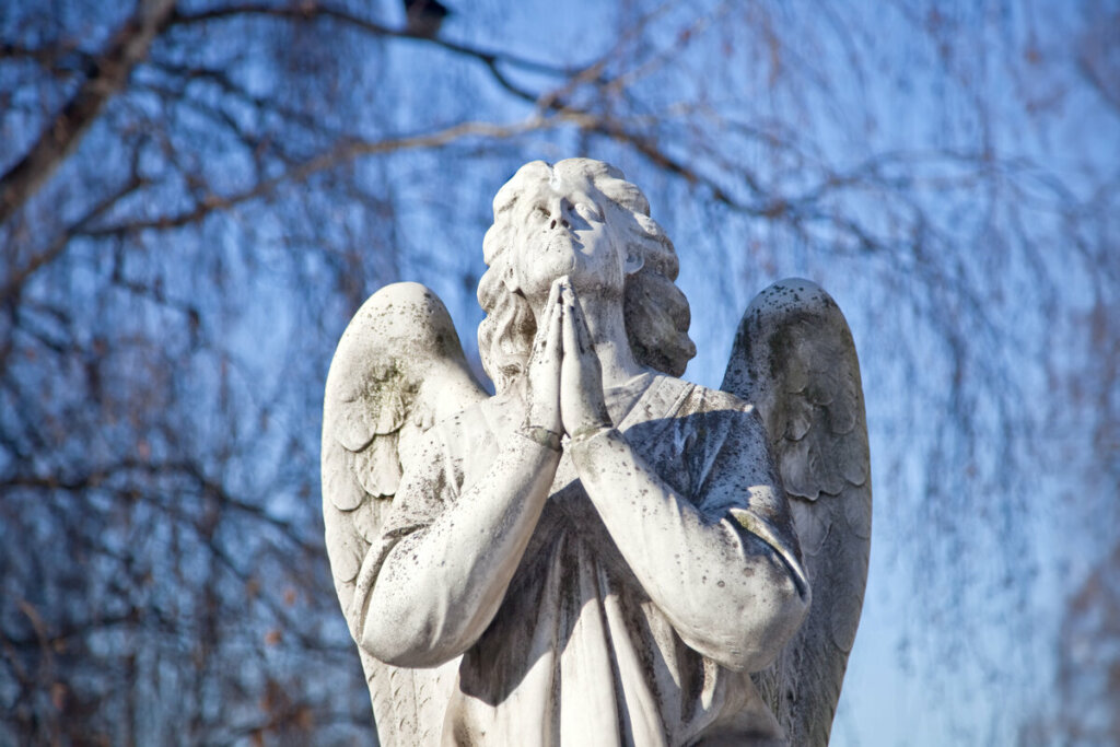 Estátua de um anjo orando