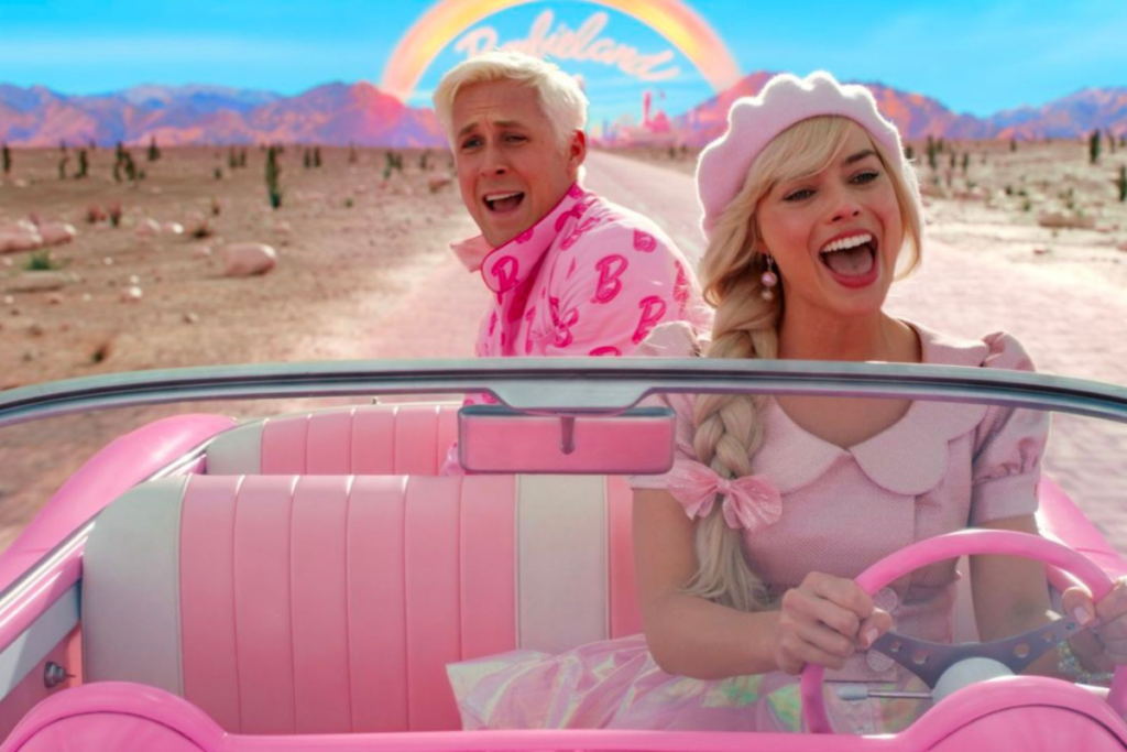 Barbie saindo de Barbieland com Ken no banco de trás do carro
