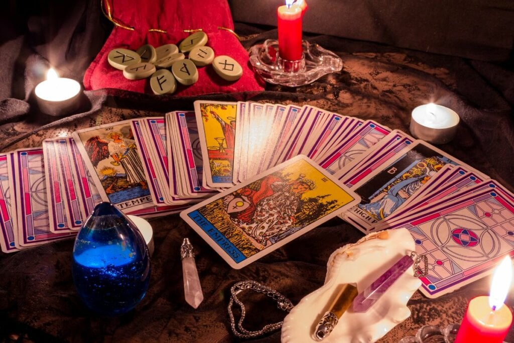 Cartas d o tarot em cima de uma mesa