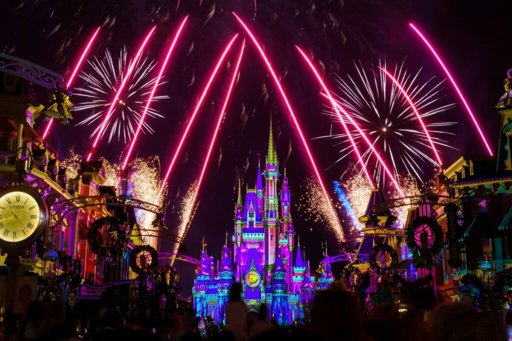 Walt Disney World nos Estados Unidos à noite com fogos rosa 