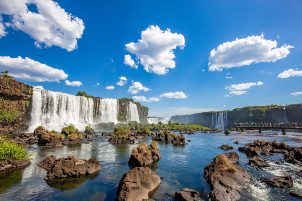 Vista das Cataratas do Iguaçu, fronteira entre Brasil e Argentina.