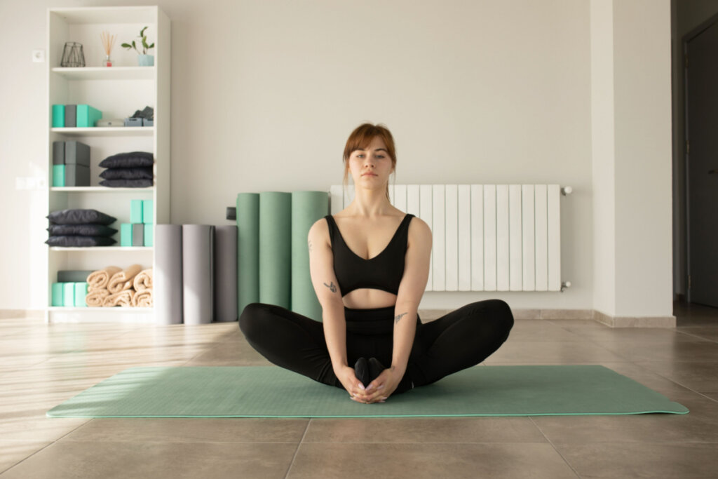 5 posturas de yoga com poderosos benefícios terapêuticos - Namu