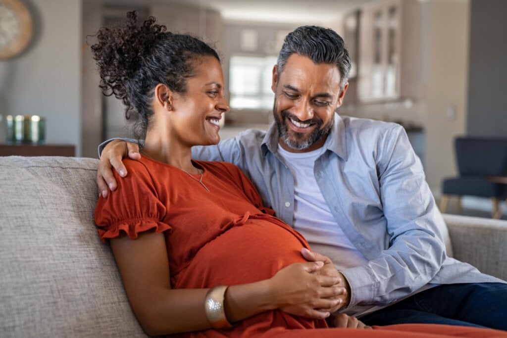 Homem fazendo carinho na barriga de sua esposa grávida