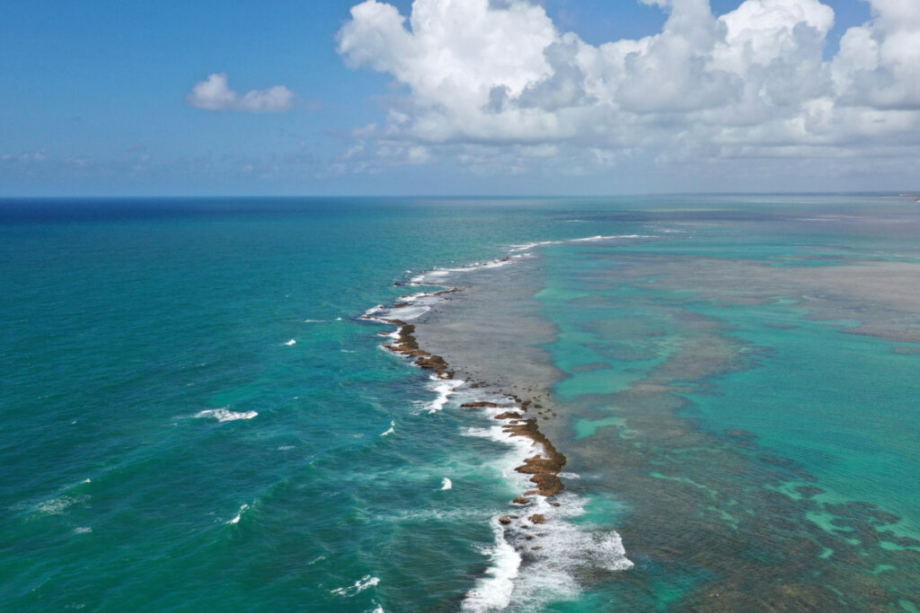 Vista panorâmica de recife de corais em Costa dos Corais, Alagoas