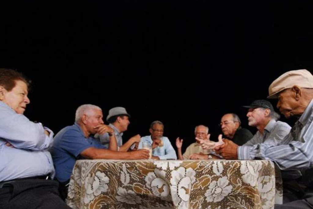 Mestres do Frevo Pernambucano reunidos ao redor de uma mesa