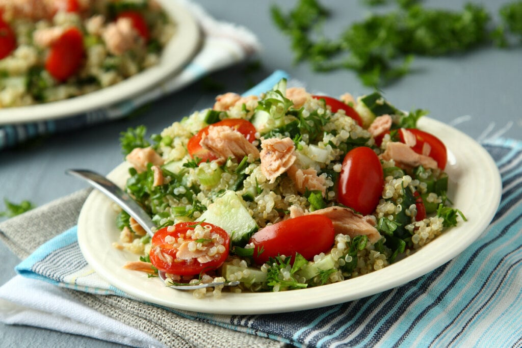 Prato branco com tabule de quinoa com salmão, pepino e tomate