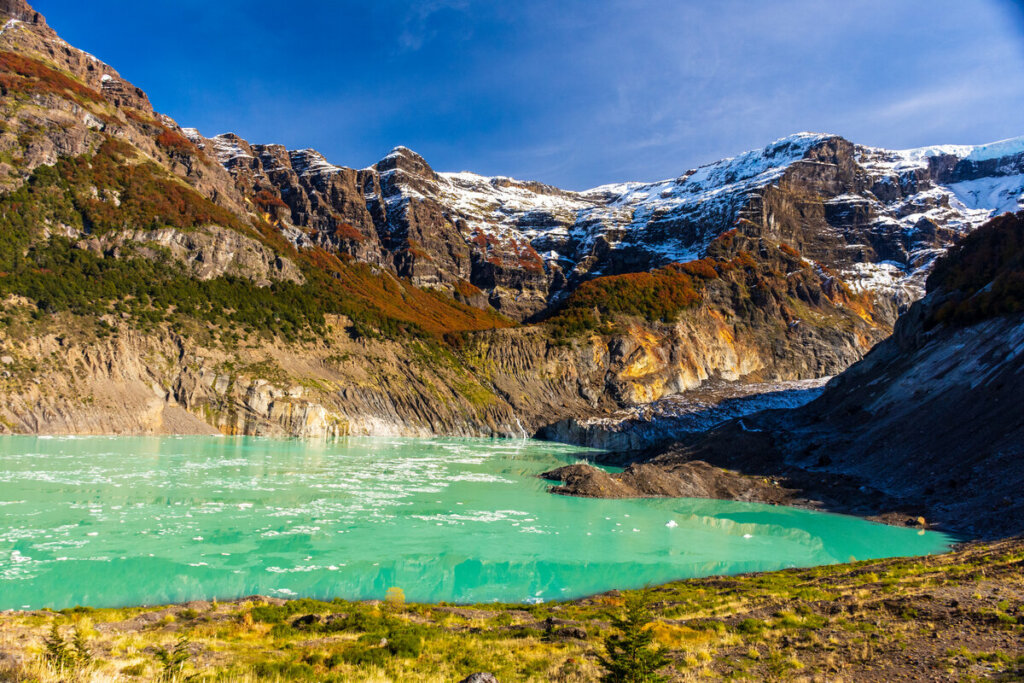 Montanha com gelo e lago verde