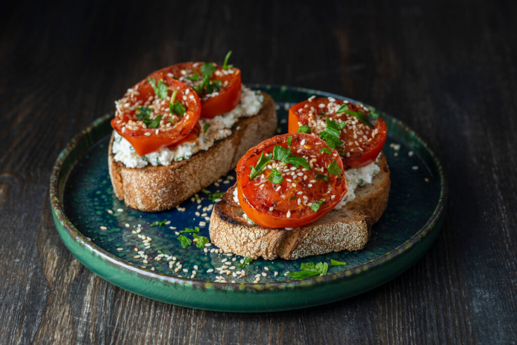 Prato com bruschettas de tomate e queijo feta