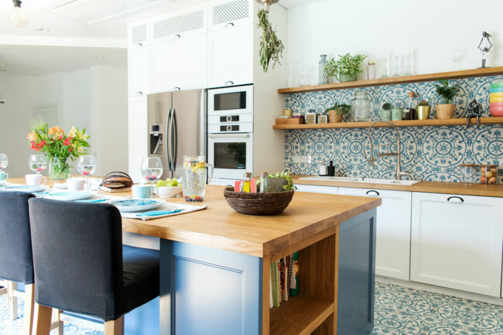 Imagem de cozinha com móveis em tons de marrom, branco e azul