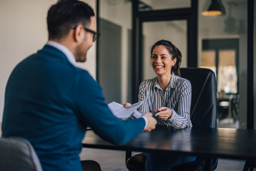 Mulher e homem conversando em entrevista de emprego