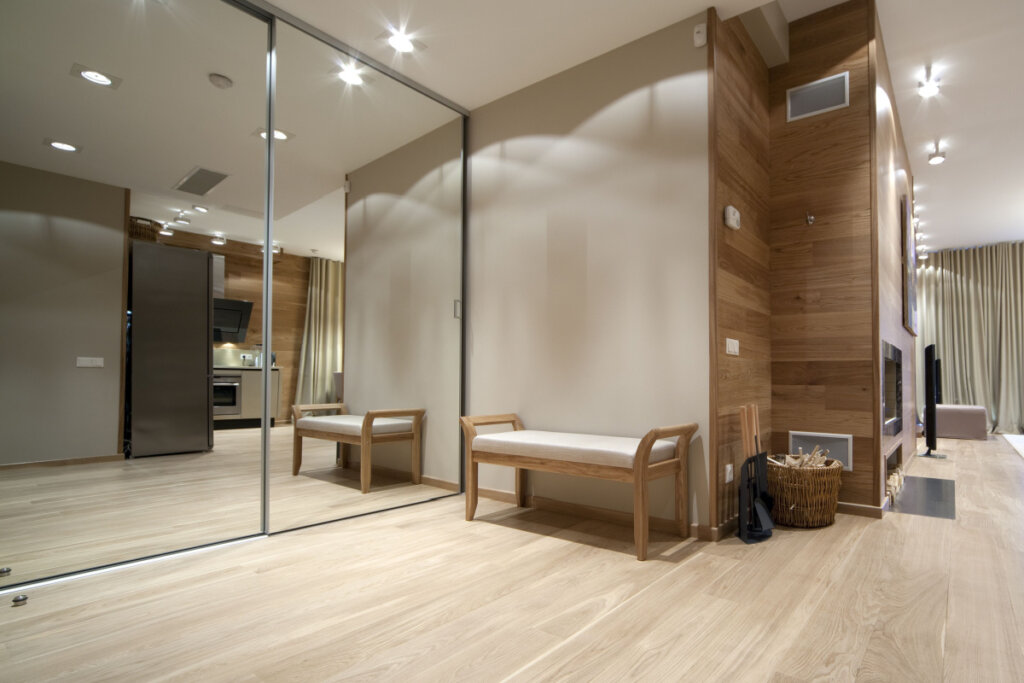 Sala integrada com cozinha e espelhos