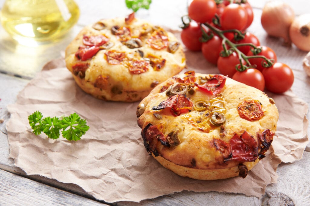 Dois pães pequenos com tomate e azeitona