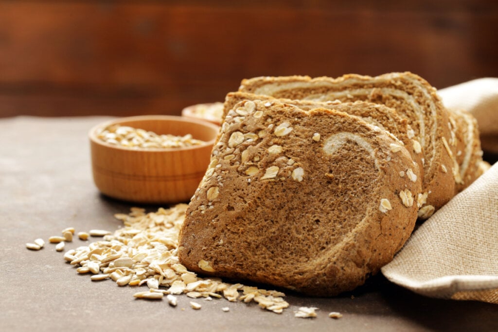 Pão de aveia disposto em mesa 