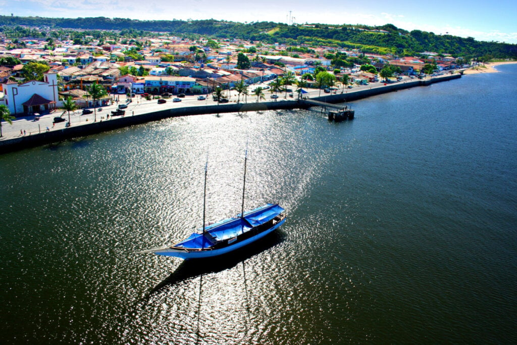 Vista do mar de Porto Seguro com cidade e árvores ao fundo