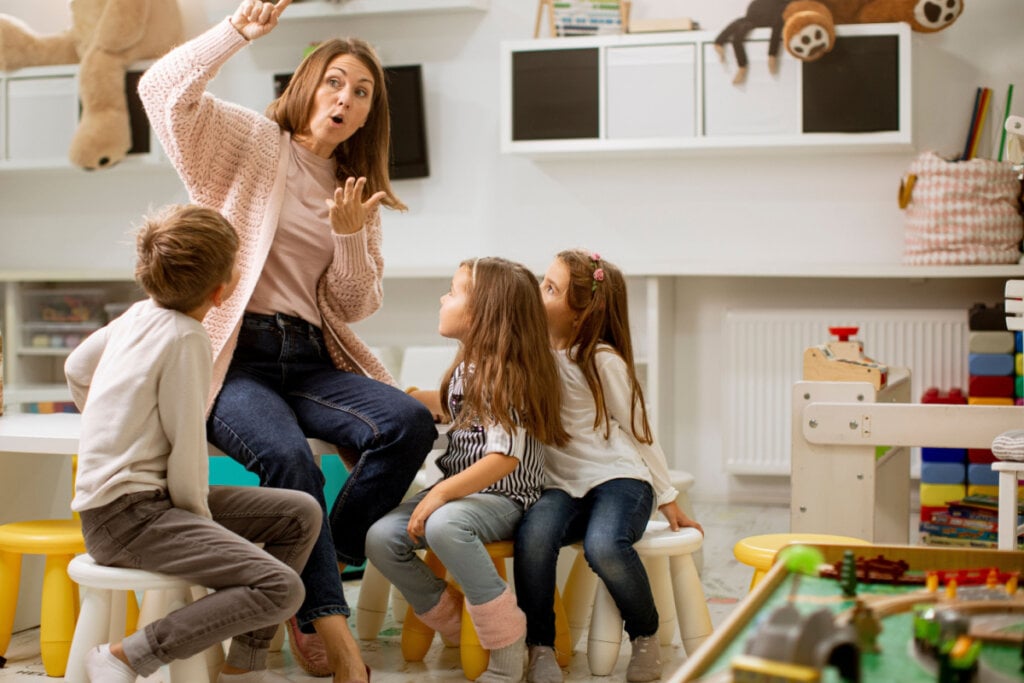 Professora contando história para alunos