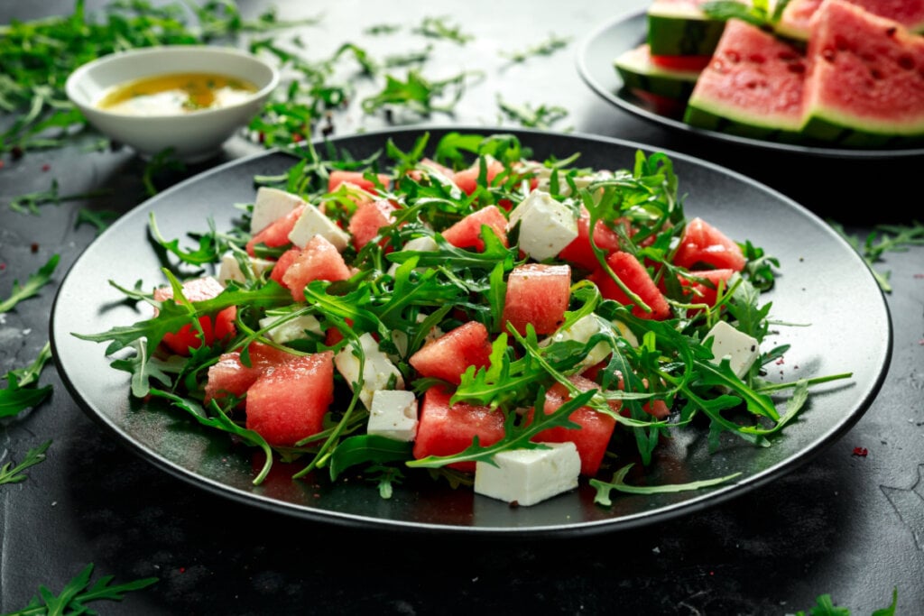 Saladeira com melancia, rúcula e queijo feta