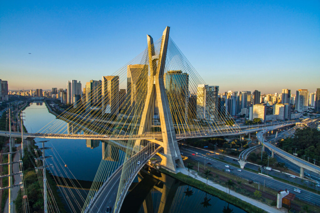 Vista da cidade de São Paulo com ponte, rio e prédios
