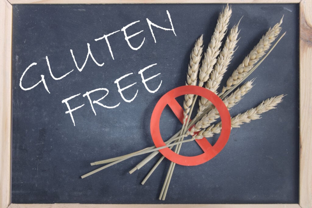 Lousa escrita "Gluten Free" com trigo em cima