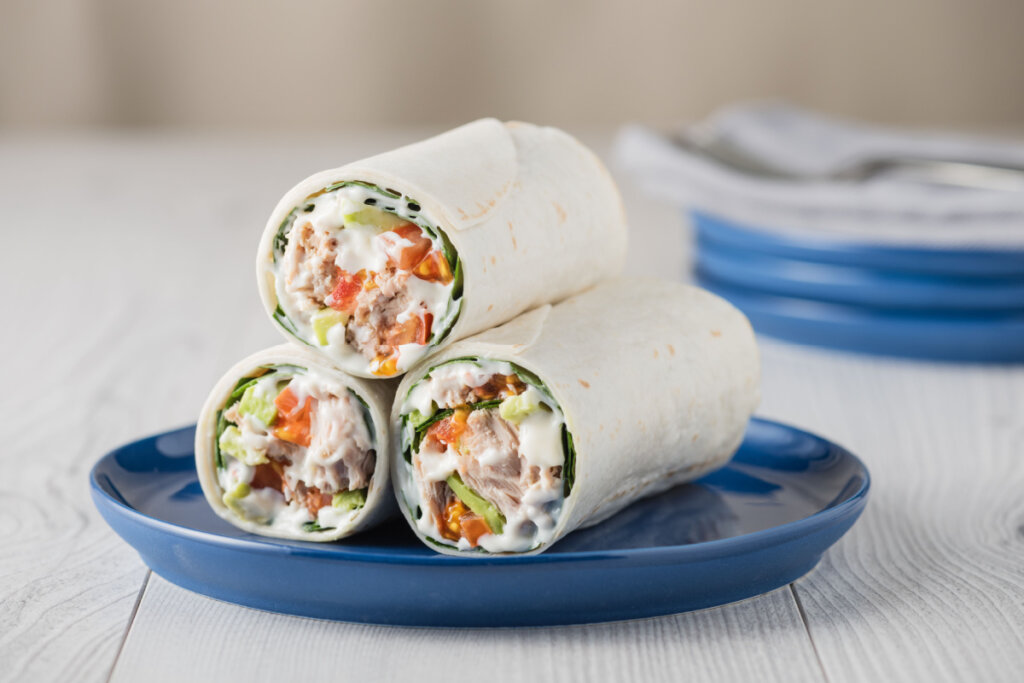 Wraps de frango com vegetais em prato azul