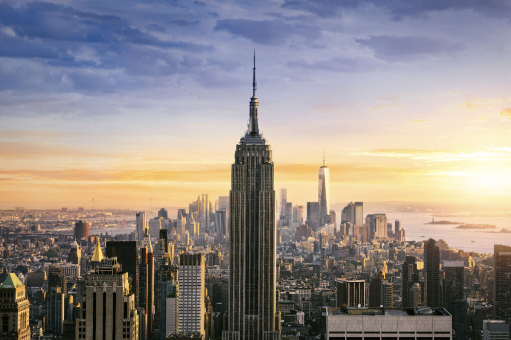 Empire State Building se destacando em meio aos prédios