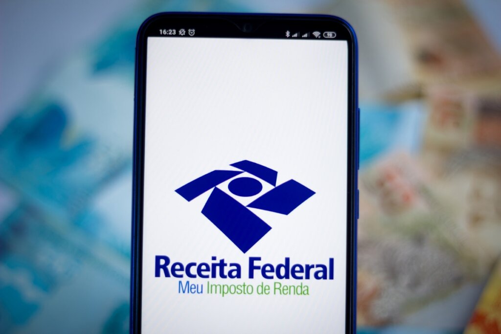 Celular com o logo da Receita Federal