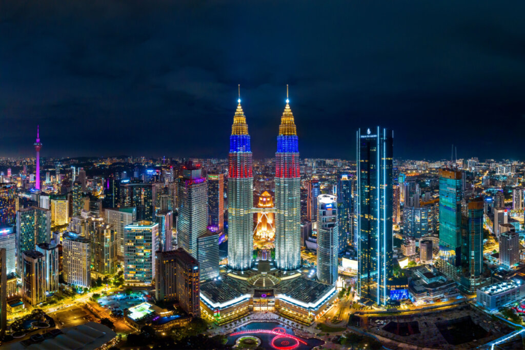 Vista de Kuala Lumpur a noite com luzes em prédios