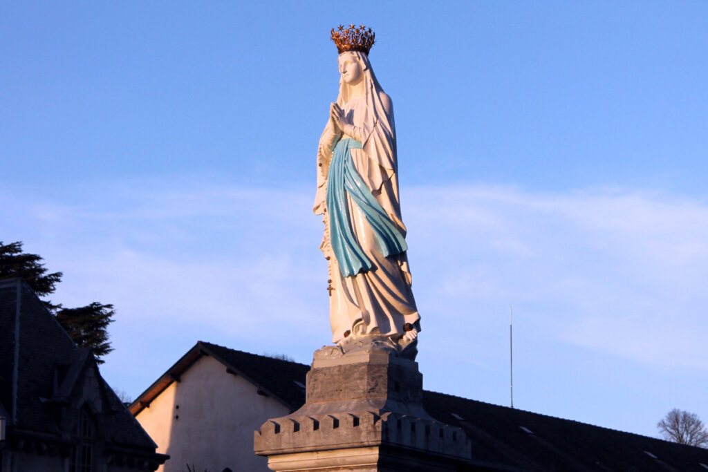 Estátua de Nossa Senhora de Lourdes