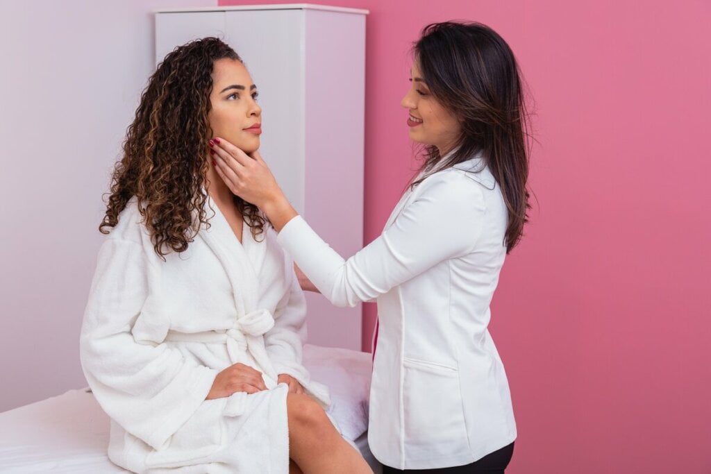 Esteticista realiza tratamentos faciais e corporais para melhorar a aparência (Imagem: Bernardo Emanuelle | Shutterstock)