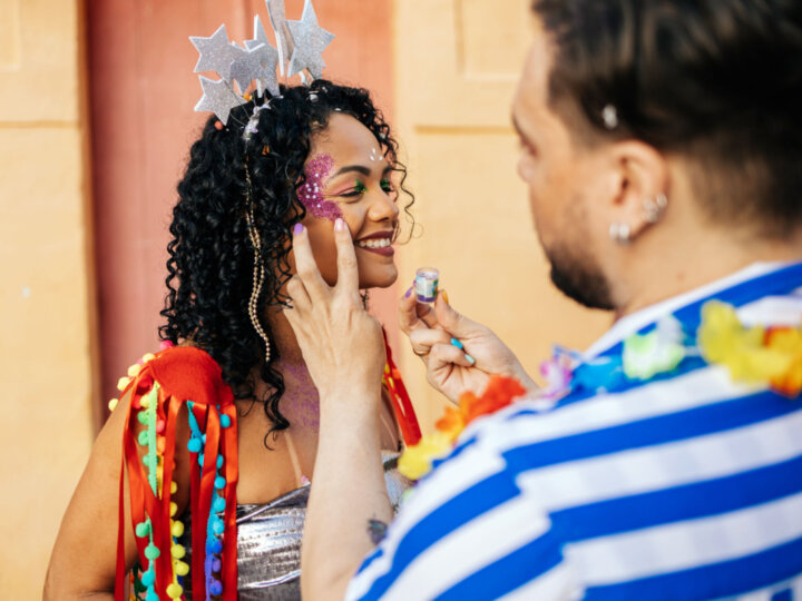 5 dicas para usar maquiagem sem danificar a pele no Carnaval