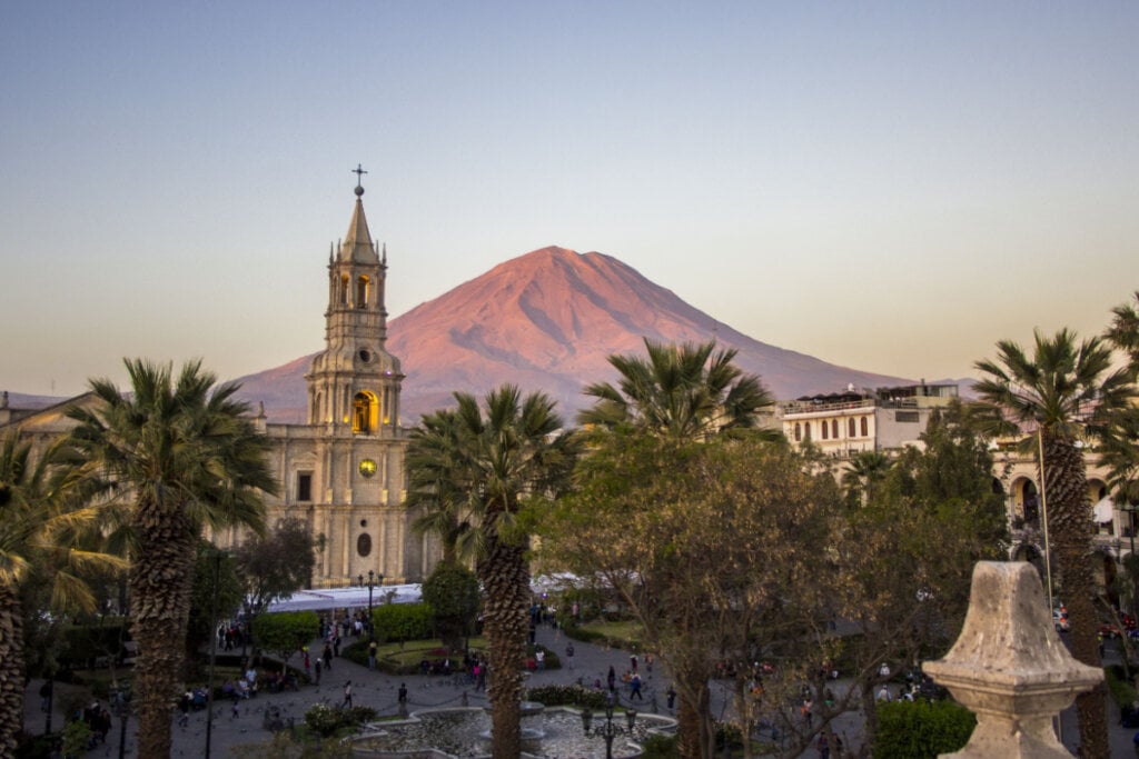 foto da igreja de Arequipa com o vulcão Misti ao fundo em um cenário de pôr-do-sol